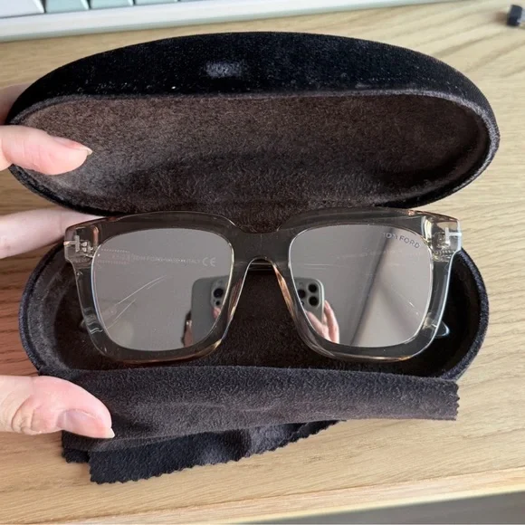 Tom Ford Brown✨ CHIC ✨Clear Frame Glasses w/ Brown Transition Lenses + Case - Picture 5 of 6